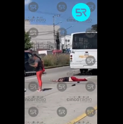 La víctima habría cruzado con el semáforo en verde cuando fue embestida por una unidad de transporte público, según reportes preliminares.