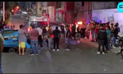 La víctima no portaba casco y falleció en el lugar; su acompañante quedó gravemente herido. El taxista huyó tras el accidente.