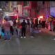 La víctima no portaba casco y falleció en el lugar; su acompañante quedó gravemente herido. El taxista huyó tras el accidente.