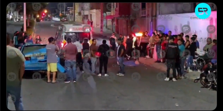 La víctima no portaba casco y falleció en el lugar; su acompañante quedó gravemente herido. El taxista huyó tras el accidente.