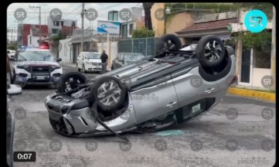 Una camioneta recién salida de agencia volcó en la 33 Norte y Diagonal 10 Poniente; el conductor se mareó y chocó contra un auto estacionado.