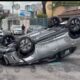 Una camioneta recién salida de agencia volcó en la 33 Norte y Diagonal 10 Poniente; el conductor se mareó y chocó contra un auto estacionado.