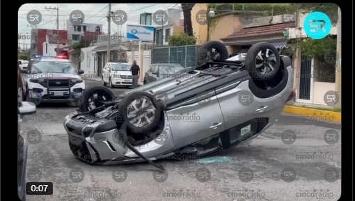 Una camioneta recién salida de agencia volcó en la 33 Norte y Diagonal 10 Poniente; el conductor se mareó y chocó contra un auto estacionado.
