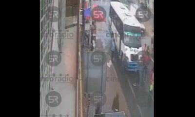 Cámaras captaron el momento en que un hombre fue arrollado por un vehículo de transporte público en San Cosme Mazatecochco, Tlaxcala.