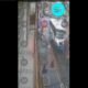 Cámaras captaron el momento en que un hombre fue arrollado por un vehículo de transporte público en San Cosme Mazatecochco, Tlaxcala.