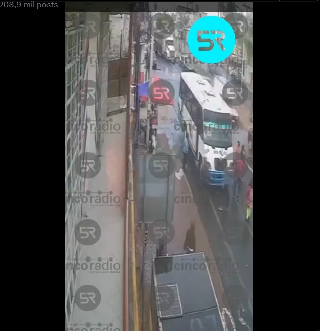Cámaras captaron el momento en que un hombre fue arrollado por un vehículo de transporte público en San Cosme Mazatecochco, Tlaxcala.