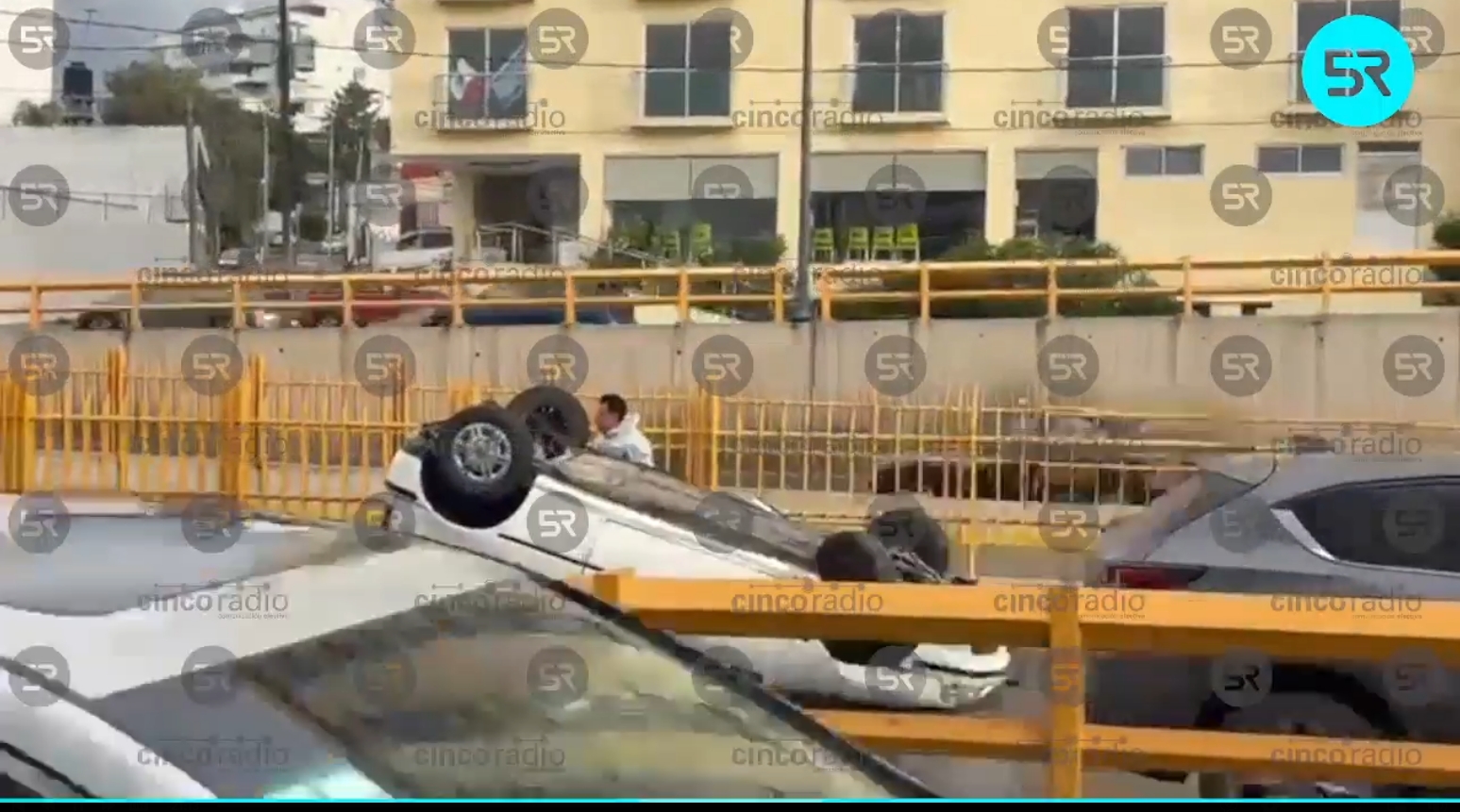 Un Chevy blanco vuelca frente al IMSS en Juárez–Serdán, sentido CAPU. El conductor se quedó dormido; se recomienda precaución.