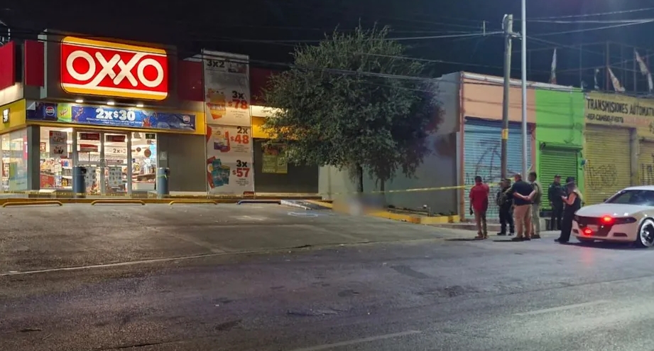 Un hombre de 54 años fue asesinado a puñaladas por su compañero tras una discusión afuera de una tienda en la colonia Balcones de Santa Catarina.