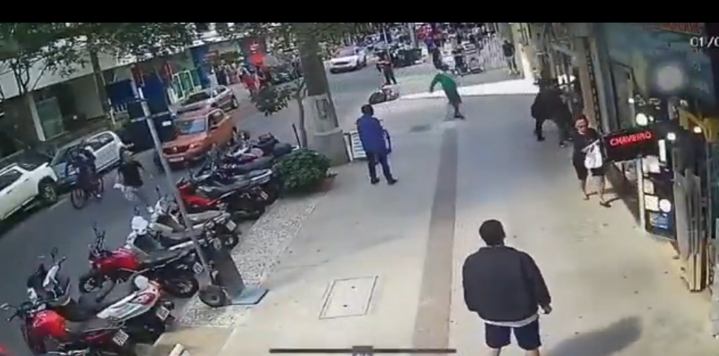 VIDEO: Exfutbolista brasileño frustra un robo con una patada voladora