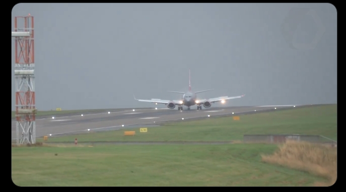 La tormenta Floris afecta al Reino Unido y complica las operaciones aéreas. Un avión logró aterrizar con maniobra forzada en Leeds Bradford.