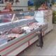 En Turquía, un gato visita a diario una carnicería y el carnicero le deja elegir su corte de carne. El tierno momento se volvió viral en redes.