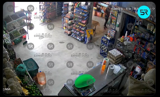 Cámaras captaron un asalto en un negocio de San Lorenzo Almecatla, Cuautlancingo; comerciantes compartieron el video y piden mayor seguridad en la zona.