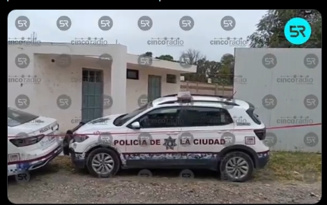 Policía de la Ciudad acordona un domicilio en la colonia Tres Cruces, tras el hallazgo de un cuerpo dentro de una cisterna; ya se investiga el caso.