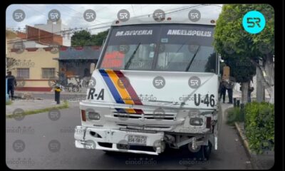 Unidad 46 de Ruta Azteca chocó con camioneta en la 15 Sur y 15 Poniente. No hubo lesionados, pero el impacto tiró un semáforo y un poste.