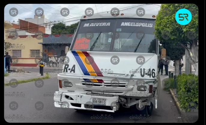 Unidad 46 de Ruta Azteca chocó con camioneta en la 15 Sur y 15 Poniente. No hubo lesionados, pero el impacto tiró un semáforo y un poste.