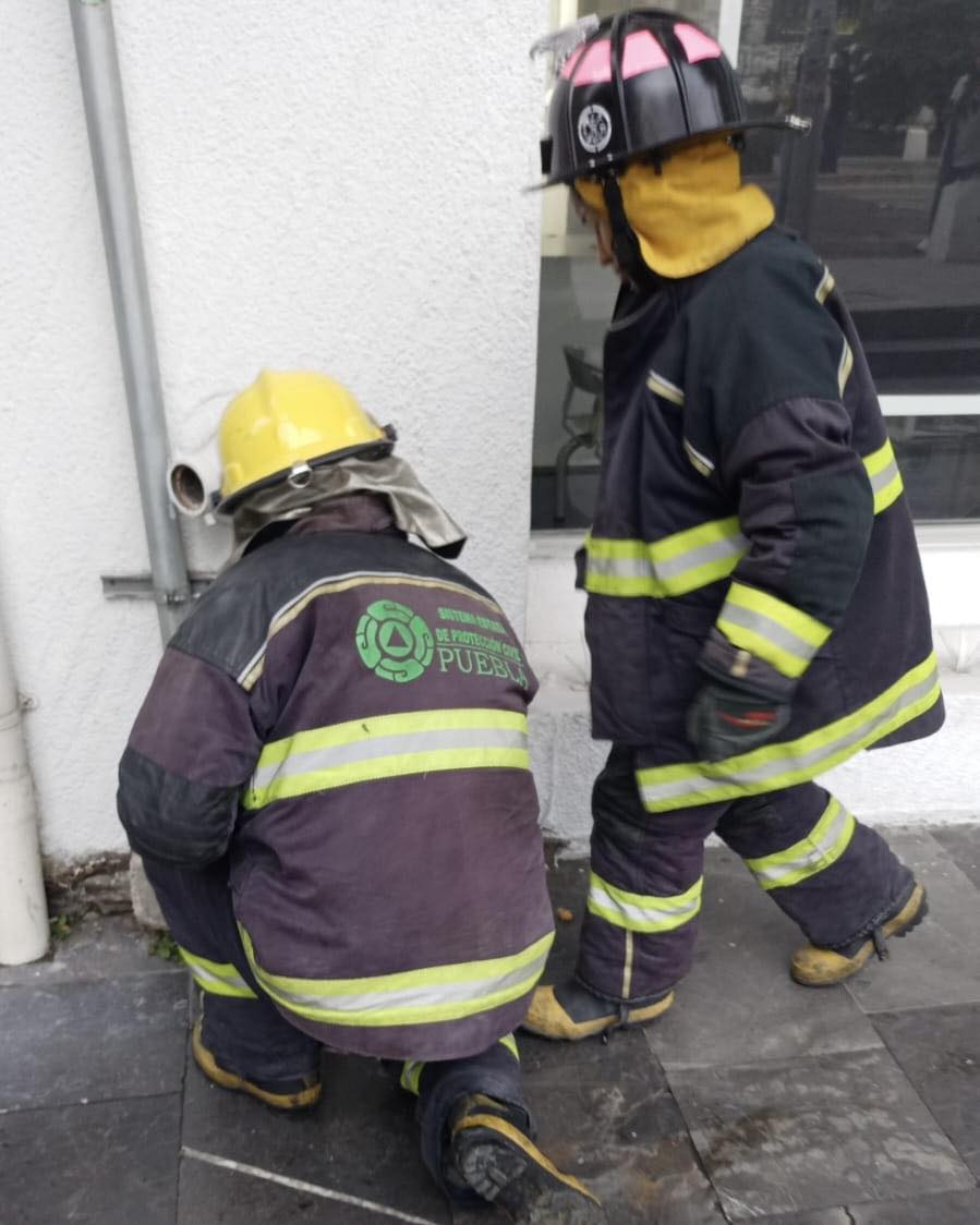 @PCGobPue acudió de inmediato y logró controlar la situación mediante el cierre de válvulas de seguridad. La empresa responsable fue notificada para realizar las reparaciones correspondientes.