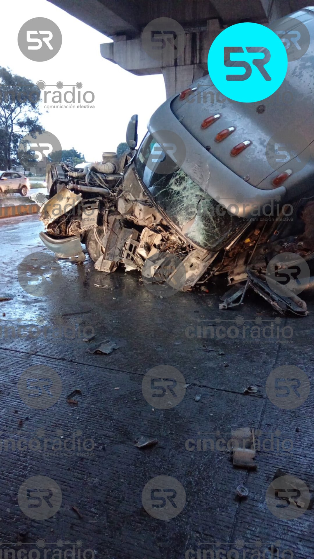 Choque entre un tractocamión y una motocicleta en la autopista México-Puebla, debajo del puente de La María, sentido a San Felipe. Autoridades en el lugar.