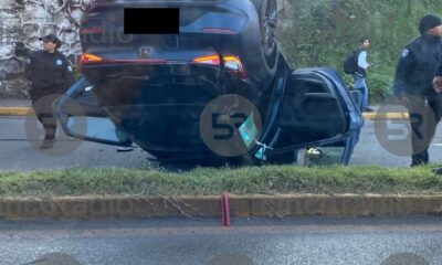 En la Autopista México-Puebla, un Cupra cayó de un puente hacia la carretera federal a Tlaxcala; autoridades atienden el accidente y piden conducir con cuidado.