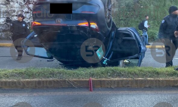 En la Autopista México-Puebla, un Cupra cayó de un puente hacia la carretera federal a Tlaxcala; autoridades atienden el accidente y piden conducir con cuidado.