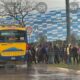 Una riña a tiros entre grupos ajenos al partido de esta tarde provocó la movilización de corporaciones policiales y cierres viales en la zona.