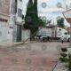 Vecinos reportaron que un tráiler chocó contra un poste en calle Dalias, San Isidro Castillotla; tras el percance, el conductor huyó del lugar.