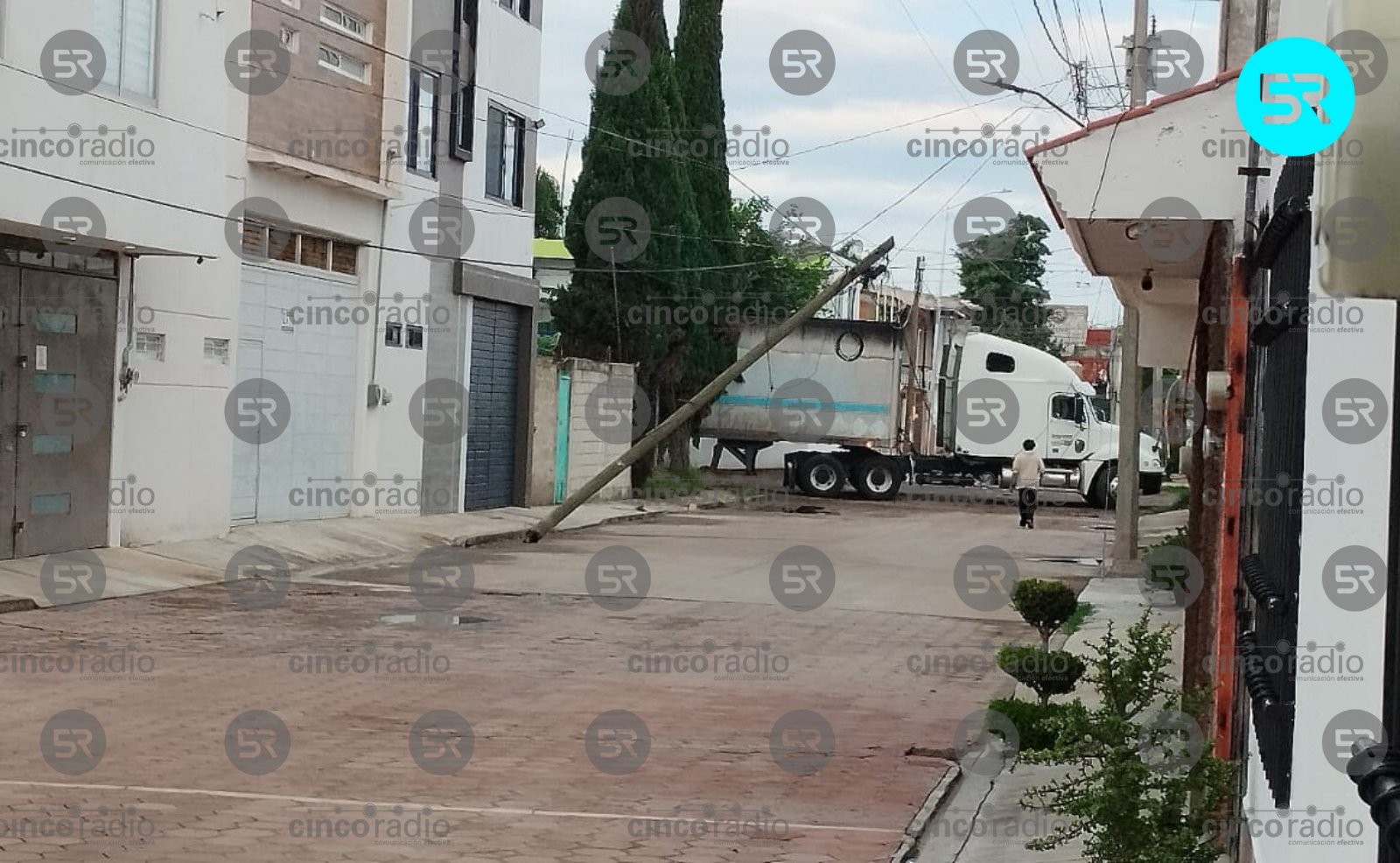 Vecinos reportaron que un tráiler chocó contra un poste en calle Dalias, San Isidro Castillotla; tras el percance, el conductor huyó del lugar.