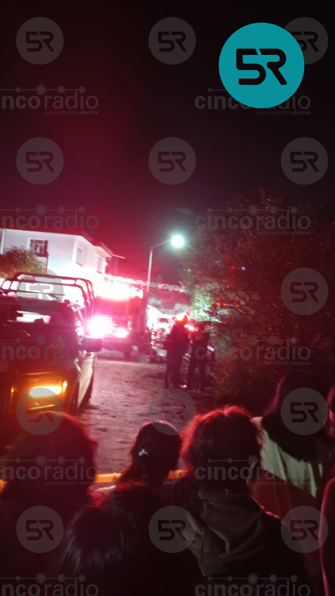 Cuerpos de emergencia auxiliaron a una mujer que cayó en la barranca de la colonia Joaquín Colombres y la trasladaron a la Cruz Roja.