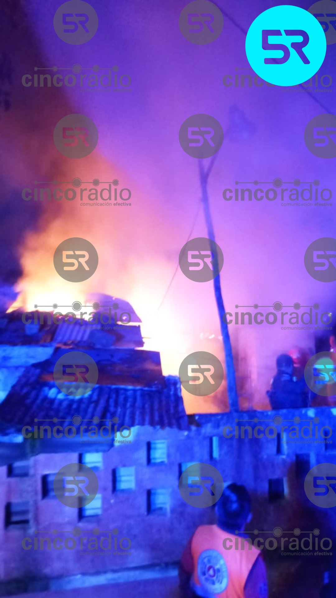 Un incendio consumió una vivienda en Coahuixco, Chignautla; Protección Civil reportó que se originó por un probable corto circuito.