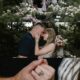 La cantante Taylor Swift y el jugador Travis Kelce confirman su compromiso en redes sociales, generando gran emoción entre sus seguidores.