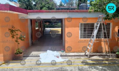 Puebla, Pue. – La tragedia alcanza a una comunidad escolar este jueves, luego de que un intendente fallece de manera instantánea tras caer de una escalera mientras realizaba labores de pintura en una escuela ubicada en el camino a La Resurrección. La víctima es identificada como Joel, de 55 años de edad, quien al perder el equilibrio se golpea fuertemente en la cabeza, lo que provoca su muerte inmediata. Compañeros de trabajo y personal del plantel solicitan auxilio, sin embargo, cuando los servicios de emergencia arriban al lugar ya nada pueden hacer por salvarle la vida. El área permanece resguardada mientras se llevan a cabo las diligencias correspondientes. Autoridades educativas y municipales lamentan el fallecimiento y extienden condolencias a familiares y compañeros del trabajador.