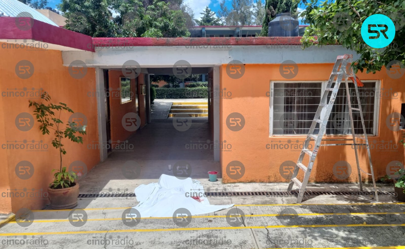 Puebla, Pue. – La tragedia alcanza a una comunidad escolar este jueves, luego de que un intendente fallece de manera instantánea tras caer de una escalera mientras realizaba labores de pintura en una escuela ubicada en el camino a La Resurrección. La víctima es identificada como Joel, de 55 años de edad, quien al perder el equilibrio se golpea fuertemente en la cabeza, lo que provoca su muerte inmediata. Compañeros de trabajo y personal del plantel solicitan auxilio, sin embargo, cuando los servicios de emergencia arriban al lugar ya nada pueden hacer por salvarle la vida. El área permanece resguardada mientras se llevan a cabo las diligencias correspondientes. Autoridades educativas y municipales lamentan el fallecimiento y extienden condolencias a familiares y compañeros del trabajador.