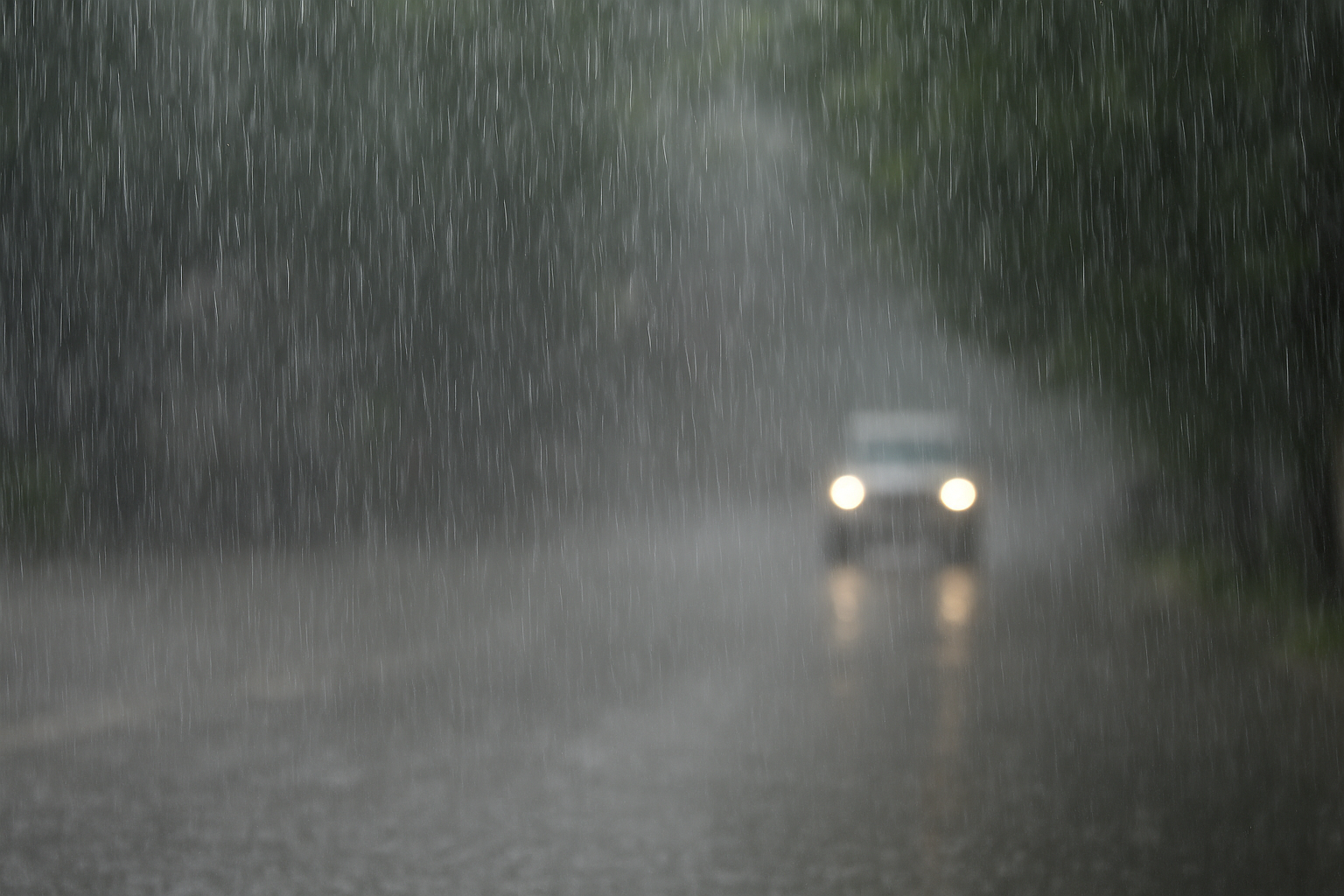 Granizada en Tlaxcala y fuerte lluvia en Puebla provocan tránsito lento; llaman a automovilistas a reducir velocidad y extremar cuidados.