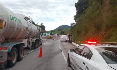 Una pipa con gas LP volcó en el km 42 de la México-Puebla; Protección Civil reporta que no hay fuga, pero la circulación hacia la Ciudad de México está afectada.