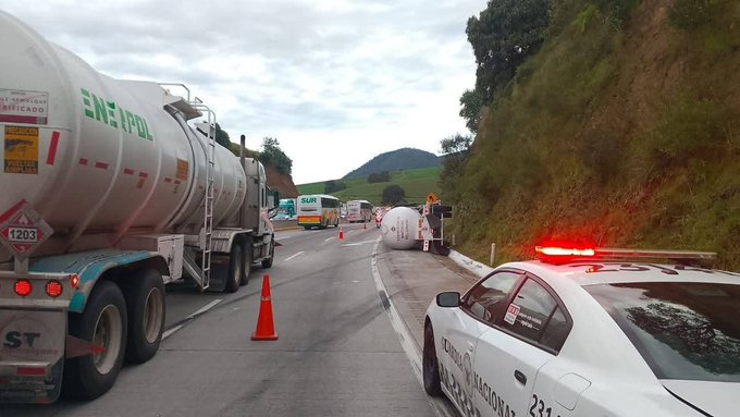 Una pipa con gas LP volcó en el km 42 de la México-Puebla; Protección Civil reporta que no hay fuga, pero la circulación hacia la Ciudad de México está afectada.