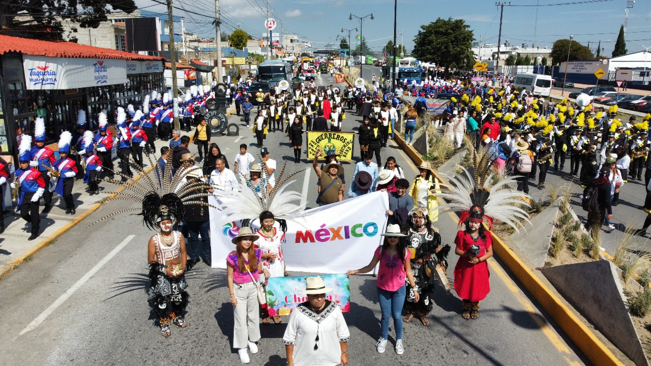 Funcionarios participaron en la Callejoneada y Desfile de la Dalia, reafirmando el hermanamiento con este Pueblo Mágico de Tlaxcala.