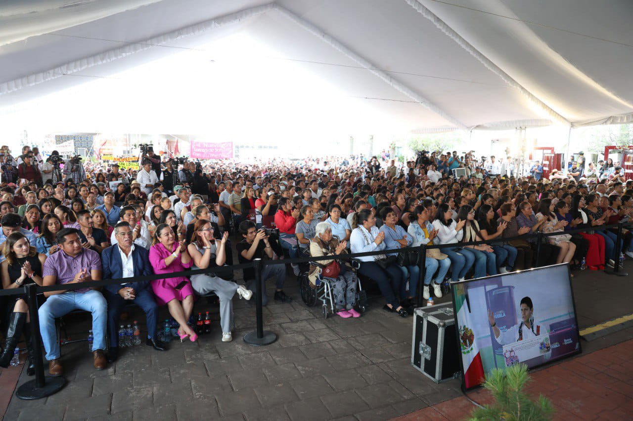 Omar Muñoz, alcalde de Cuautlancingo, entregó apoyos a la comunidad y acompañó al gobernador en programas de obra, reforestación y reciclaje.