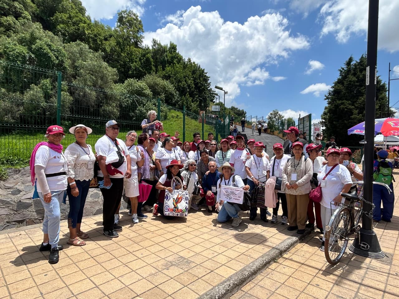 Recibe Gobierno de Cholula a visitantes del programa Colibrí de Plata