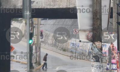 La fuerte lluvia anegó por completo el puente de FINSA en Puebla; un bocho quedó atrapado y autoridades pidieron usar rutas alternas.