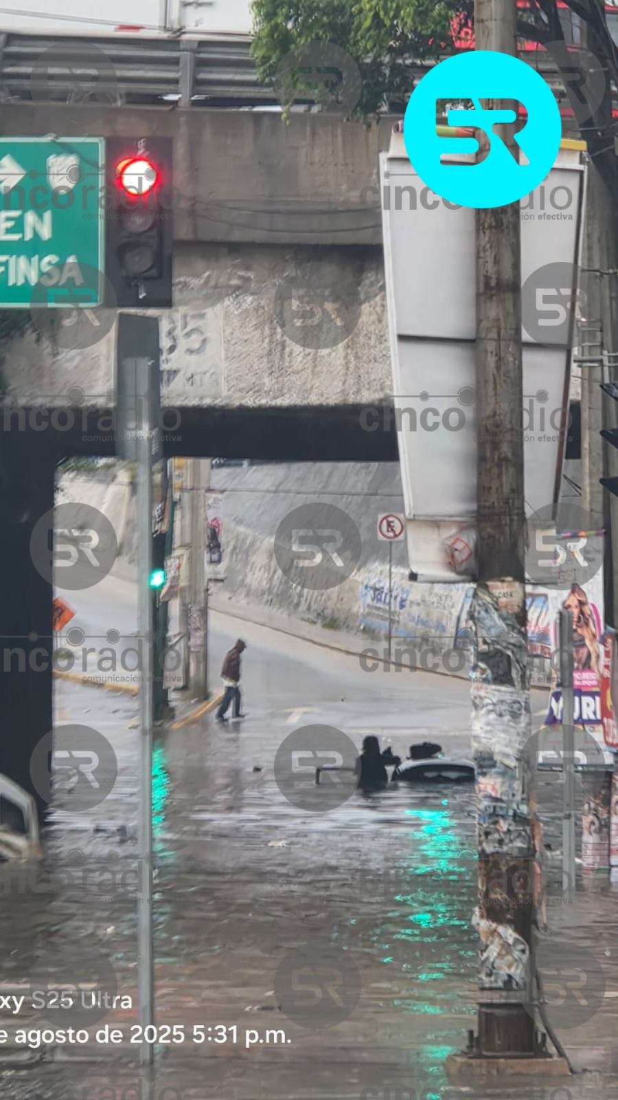 La fuerte lluvia anegó por completo el puente de FINSA en Puebla; un bocho quedó atrapado y autoridades pidieron usar rutas alternas.