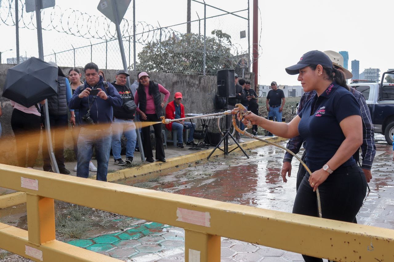 La alcaldesa de San Andrés Cholula, Lupita Cuautle, impulsa limpieza y coloca 42 luminarias en Camino a Santa Clara para mejorar seguridad.