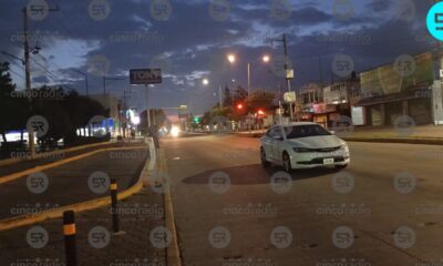 Autoridades retiraron un auto abandonado en la federal Puebla-Tehuacán, frente a La Gran Bodega. El vehículo no contaba con reporte de robo.