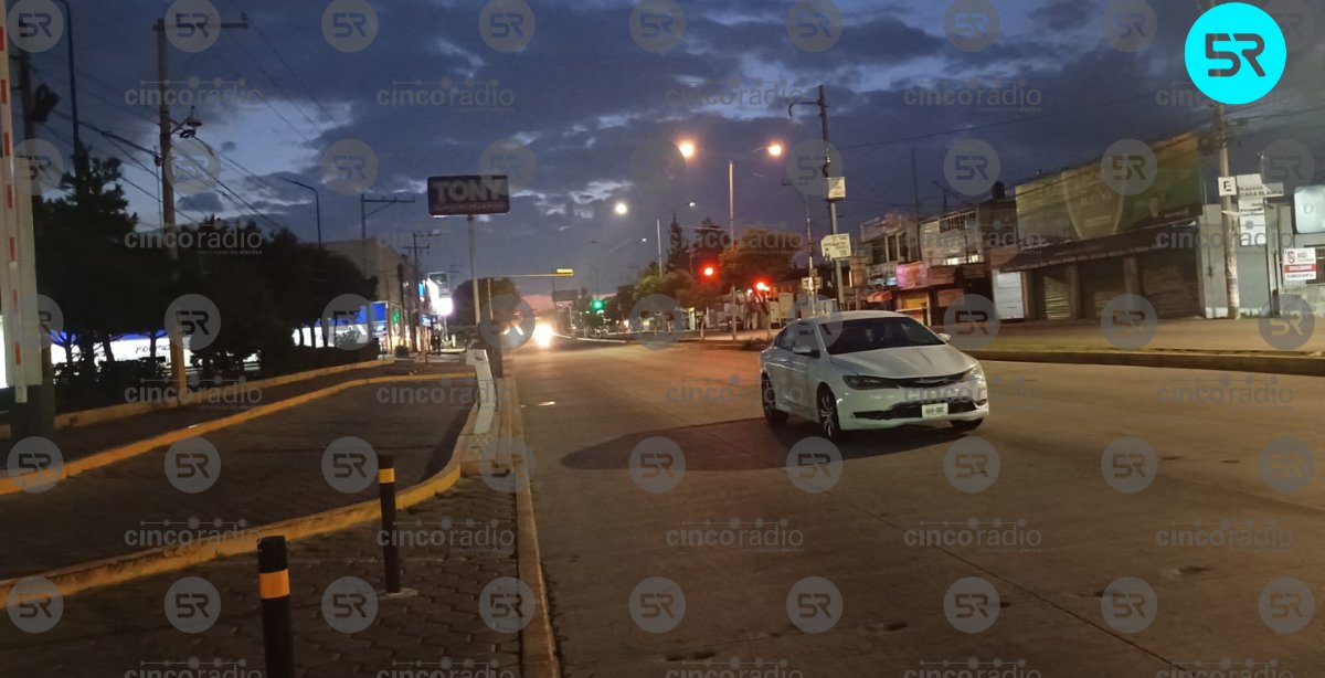 Autoridades retiraron un auto abandonado en la federal Puebla-Tehuacán, frente a La Gran Bodega. El vehículo no contaba con reporte de robo.