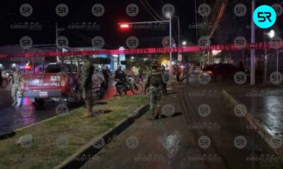 Un joven fue asesinado a tiros desde una motocicleta mientras circulaba en su camioneta sobre el bulevar Socorro Romero; murió tras chocar con un árbol.