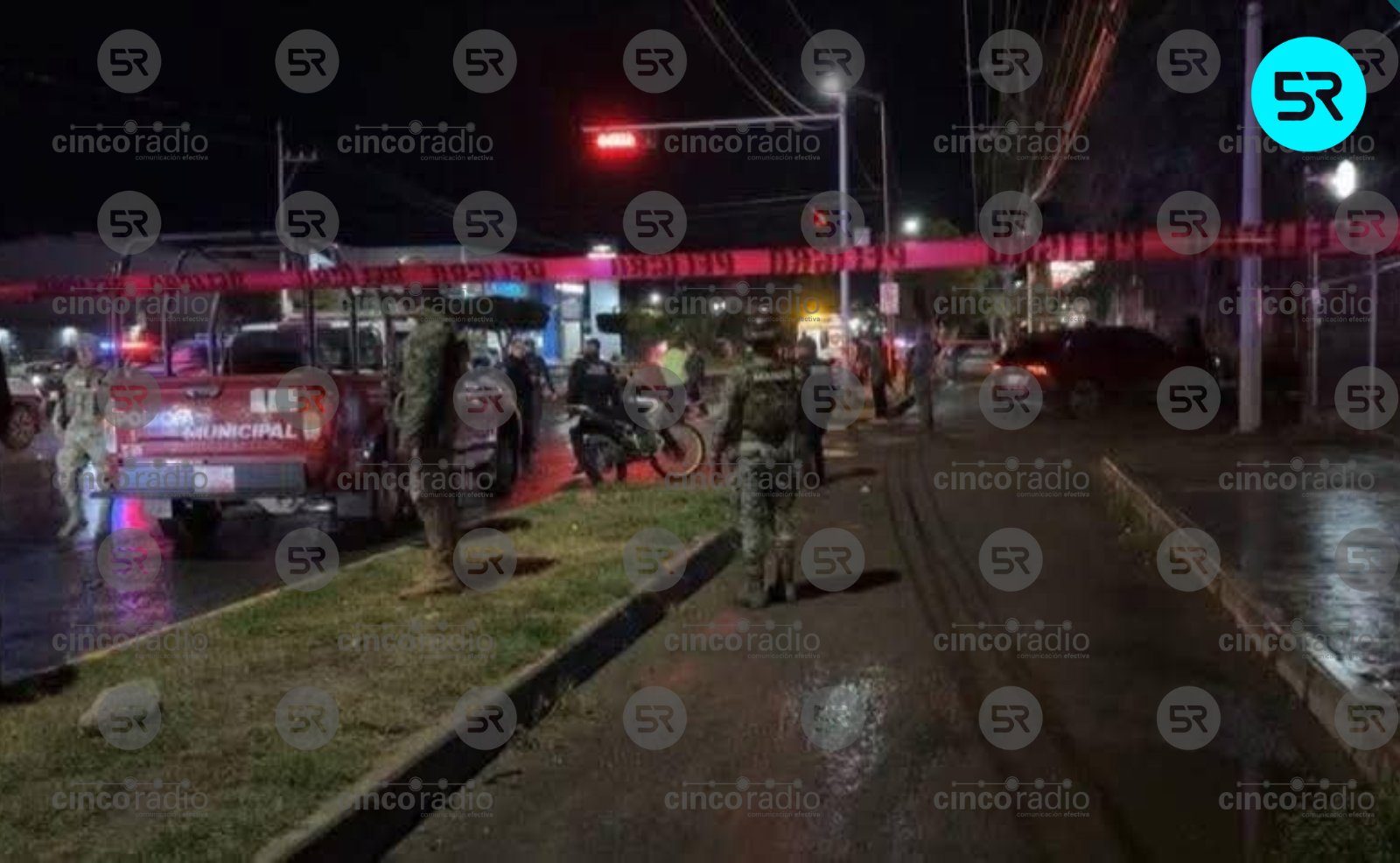 Un joven fue asesinado a tiros desde una motocicleta mientras circulaba en su camioneta sobre el bulevar Socorro Romero; murió tras chocar con un árbol.