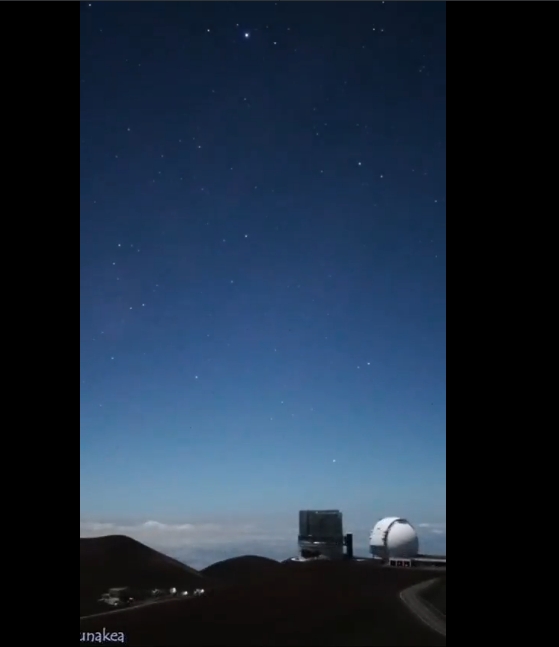 Desde Mauna Kea, en Hawái, se apreció el punto máximo de la lluvia de perseidas, un espectáculo de meteoros que iluminó el cielo la madrugada de este 13 de agosto.