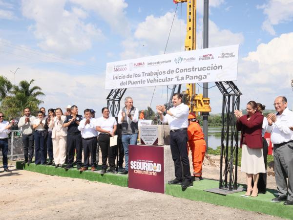 Con una inversión de 292.6 millones de pesos, el puente conectará San Baltazar Tetela y Los Ángeles Tetela, beneficiando a 1.7 millones de habitantes.