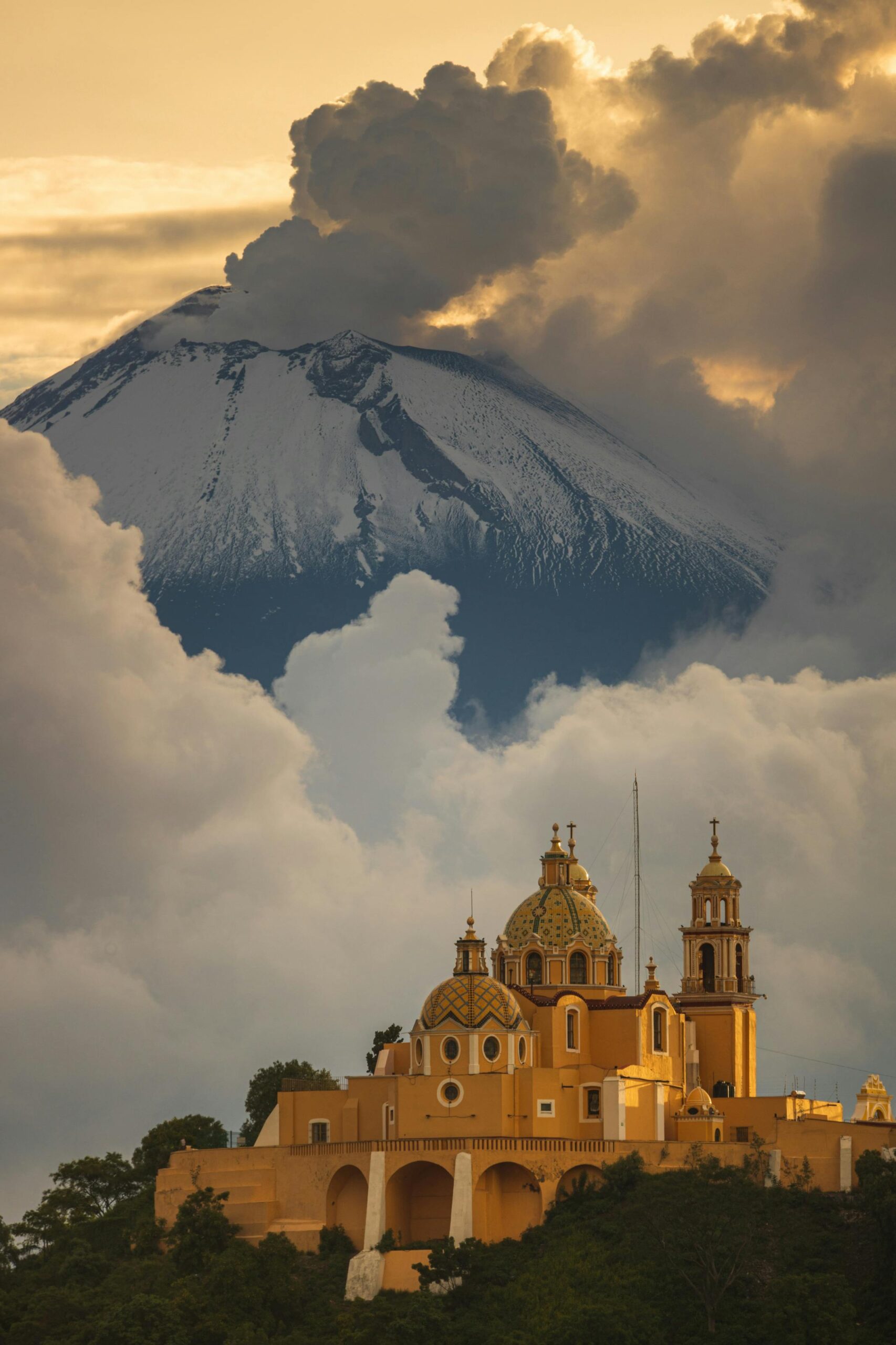 Hoy en Puebla alternan mañanas con bruma y tardes nubladas con chubascos; te damos recomendaciones para estar preparado.
