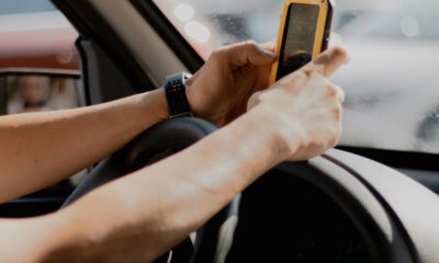 Video muestra riesgo de usar celular al manejar