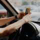 Video muestra riesgo de usar celular al manejar