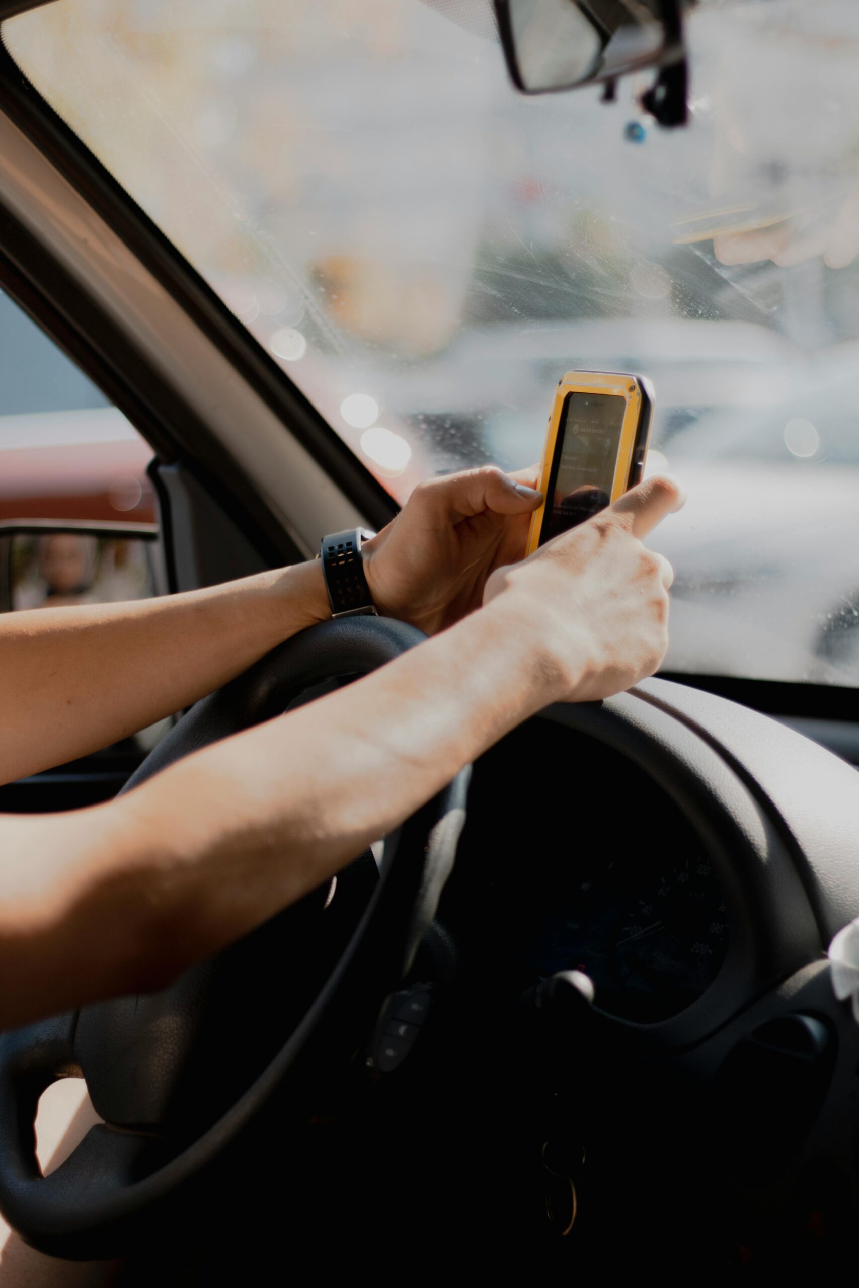 Video muestra riesgo de usar celular al manejar